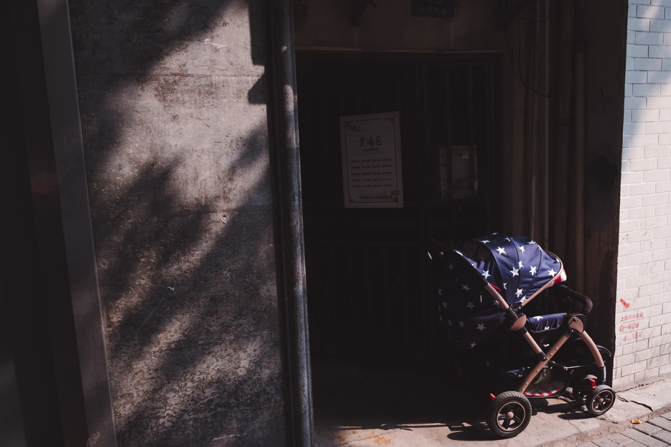 Ein leerer Kinderwagen steht vor einem Hauseingang. Bei der Nutzung des Gemeinschaftseigentums sind immer die berechtigten Interessen der Wohnungseigentümer gegeneinander abzuwägen.