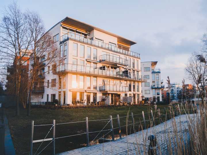 Ein Wohngebäude mit mehreren Apartments. Die Teilungserklärung ist eines der wichtigsten Dokumente im WEG. Hier lesen Sie, was diese beinhaltet.