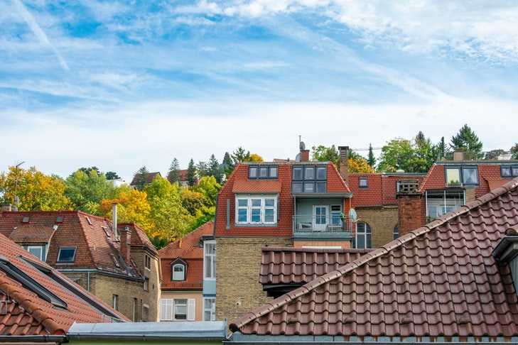 Es ist eine Häuserzeile von Altbauten in Stuttgart zu sehen. Die Instandhaltungsrücklage ist in Wohnungseigentümergemeinschaften (kurz WEGs) dafür da, notwendige Reparaturen zu bezahlen, zum Beispiel die Sanierung des Dachs.