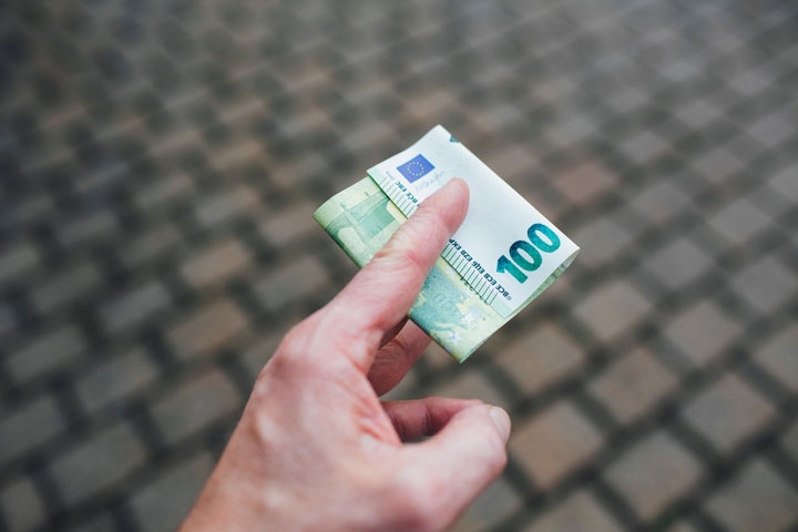 Ein Mann hält einen Hundert-Euro-Schein in der Hand. Dieser Abschnitt verrät Ihnen, ob der Verwaltungsbeirat eine Vergütung erhalten kann.