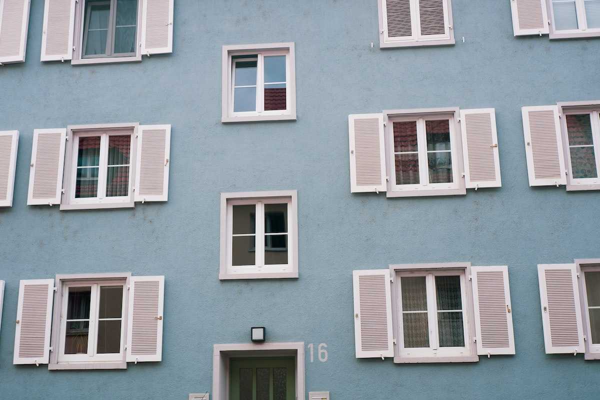 Auf dem Bild ist ein Wohnobjekt in Freiburg zu sehen. Für jede Wohnungseigentümergemeinschaft ist die Verwaltung wichtig, denn sie ist unter anderem für die das Verwalten des Gemeinschaftseigentums zuständig. Alle wichtigen Informationen zum Thema WEG-Verwalter finden Sie in diesem Beitrag.