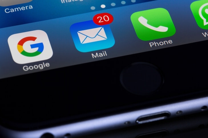 Der Startbildschirm auf einem Smartphone ist zu sehen und zeigt unter anderem ein Mail-Programm. Dank der WEG-Novelle können Umlaufbeschlüsse nun per Mail oder sogar WhatsApp gefasst werden.
