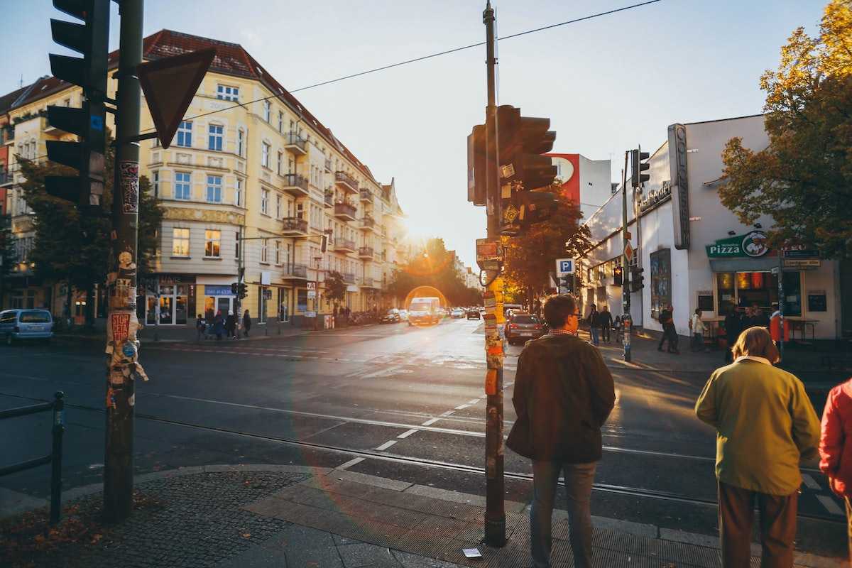 Wir sehen eine Kreuzung in Berlin. In diesem Beitrag erfahren Sie alles rund um die Einladung zur Eigentümerversammlung, welche Frist dabei zu beachten ist und weitere Informationen, die jede WEG kennen sollte.