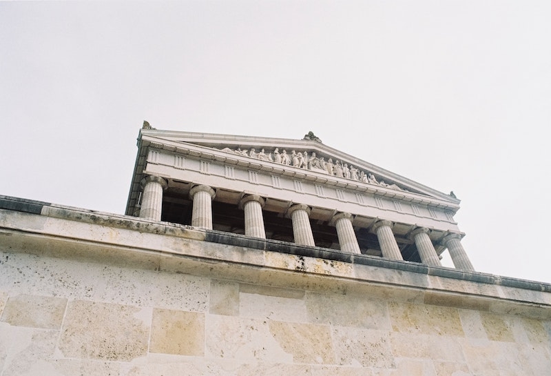 Ein Gerichtsgebäude ist zu sehen. Im folgenden Kapitel erklären wir den rechtlichen Ablauf einer Zwangsversteigerung zum Zwecke der Aufhebung der Gemeinschaft.