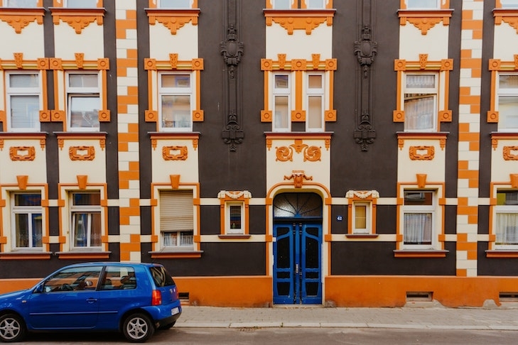 Auf dem Foto ist der Hauseingang eines Mehrfamilienhauses in Magdeburg zu sehen. Die Haustür eines solchen Gebäudes nachts abzuschließen ist verboten und darf nicht durch die Gemeinschaftsordnung festgelegt werden.