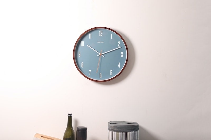 Eine Uhr hängt an einer Wand. Nun erfahren Sie, welche Frist bei der Erstellung einer Nebenkostenabrechnung eingehalten werden muss