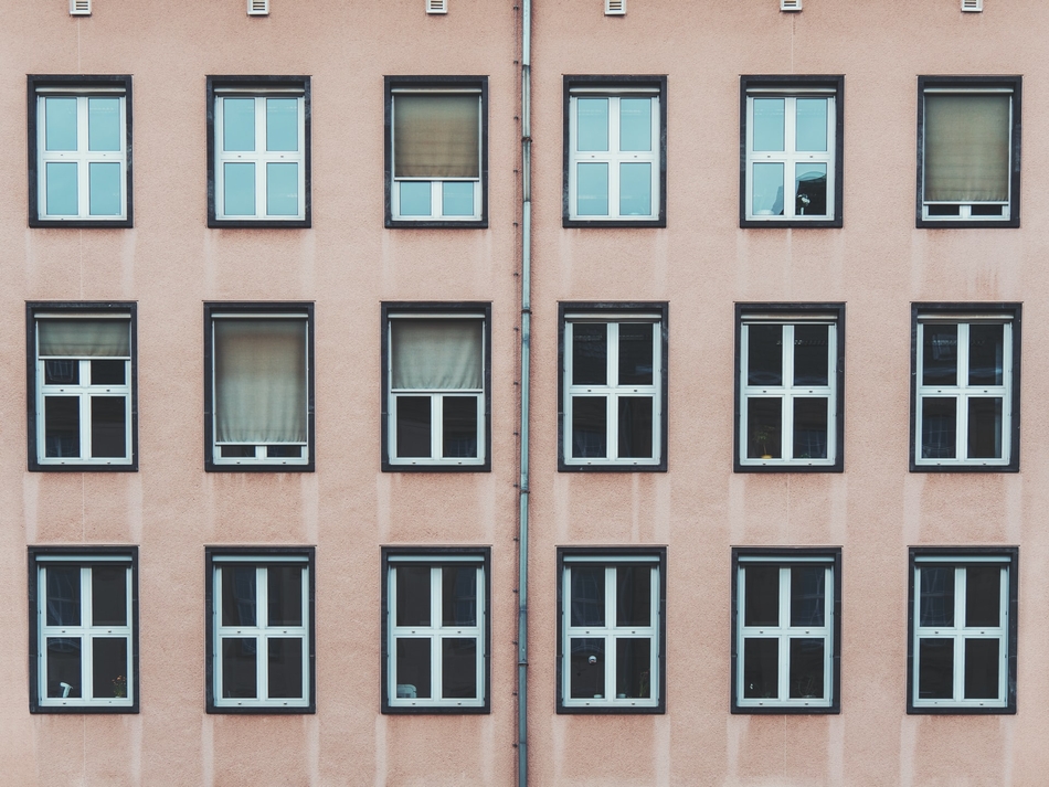 Auf dem Bild ist eine Häuserfront in Köln zu sehen. Die Fenster eines Mehrparteienhauses gehören in der Regel zum Gemeinschaftseigentum.