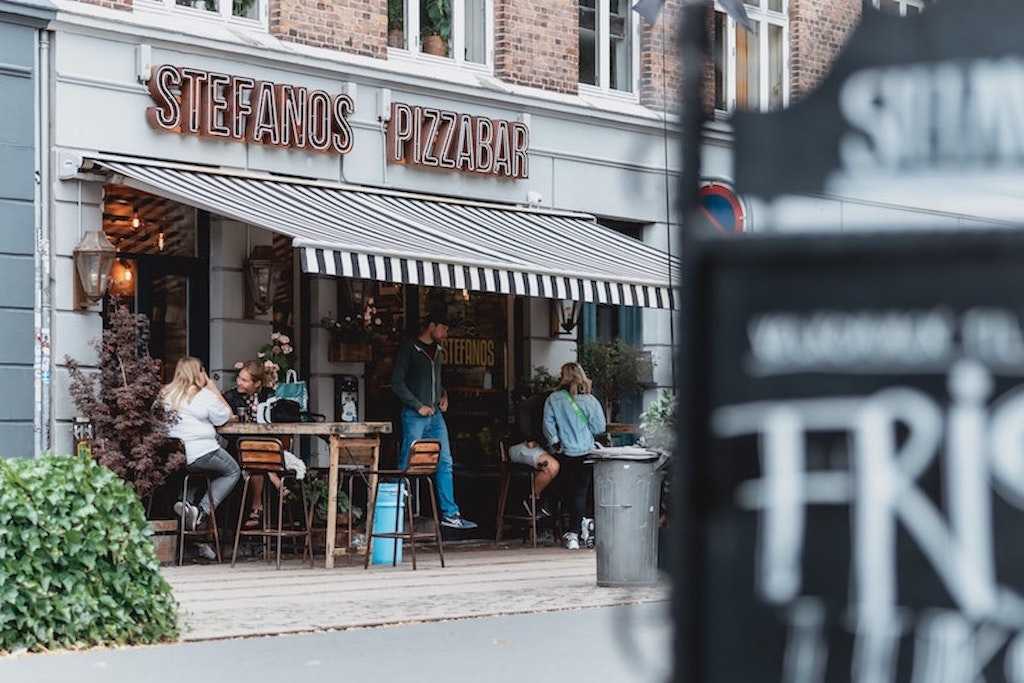 Auf dem Bild ist das Restaurant Stefanos Pizzabar, das sich in einem Wohngebäude befindet. Jetzt erfahren Sie interessante Fakten rund ums Thema Teileigentum.