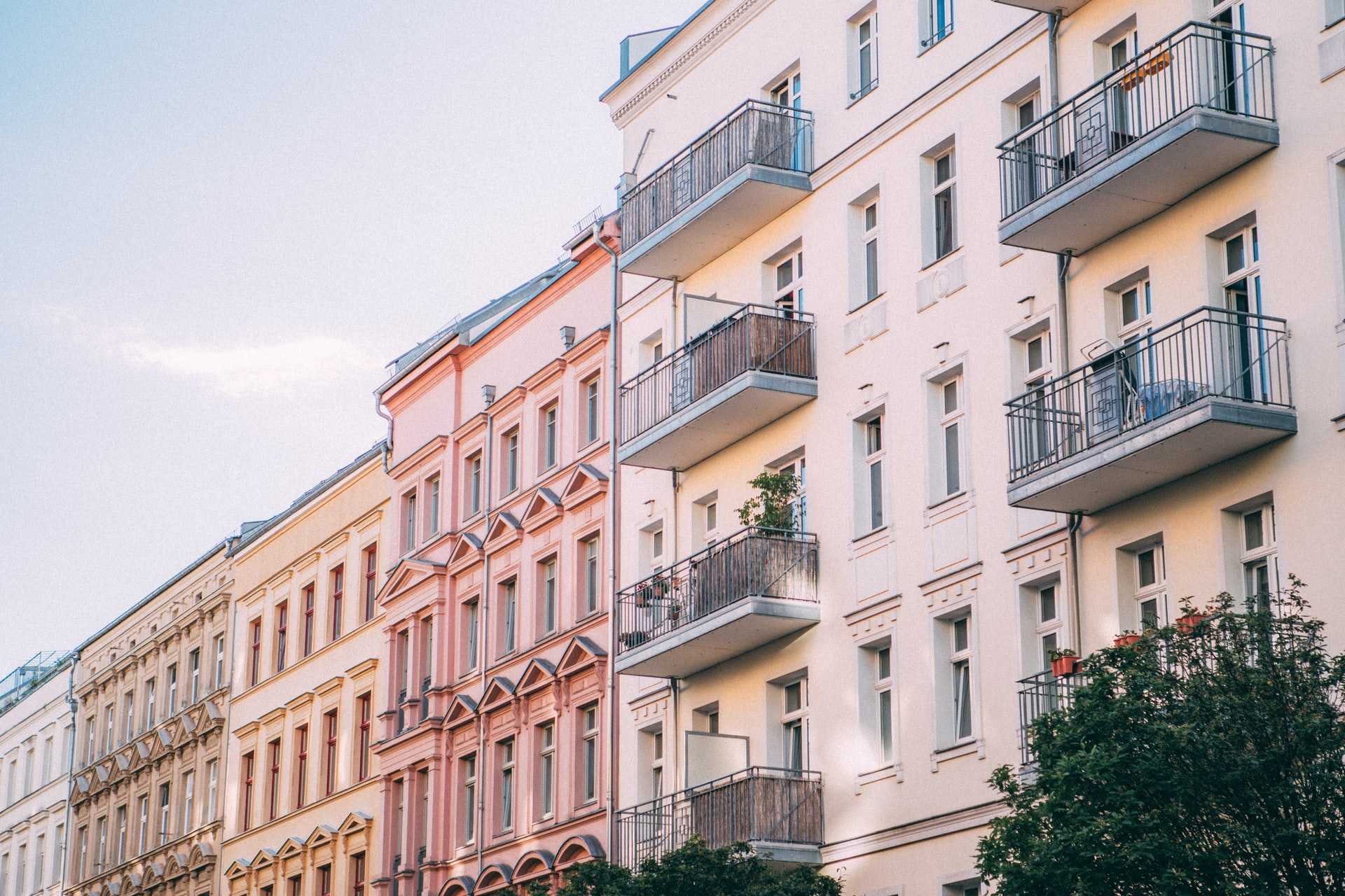 Eine Häuserzeile im Prenzlauer Berg in Berlin. Die Gemeinschaftsordnung ist ein wichtiges Dokument für alle Eigentümergemeinschaften. Was Sie dazu wissen müssen, erfahren Sie in diesem Artikel.