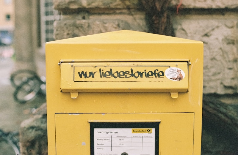 Ein gelber Briefkasten, auf dem Nur Liebesbriefe steht. Jetzt erfahren Sie, wer alles eine Einladung zur Eigentümerversammlung erhalten muss.